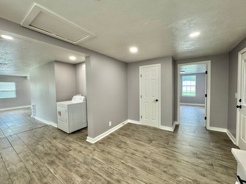 Building Photo - 2144 Westchester Dr