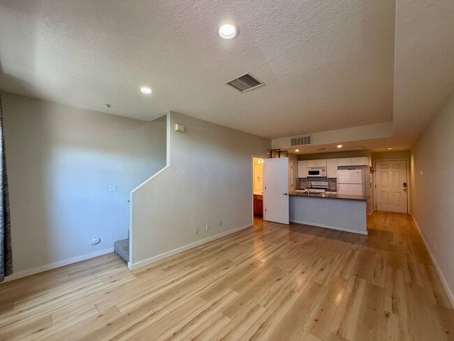 Building Photo - Cute 2 Bedroom 1.5 Bathroom Located In Downtown Albuquerque!