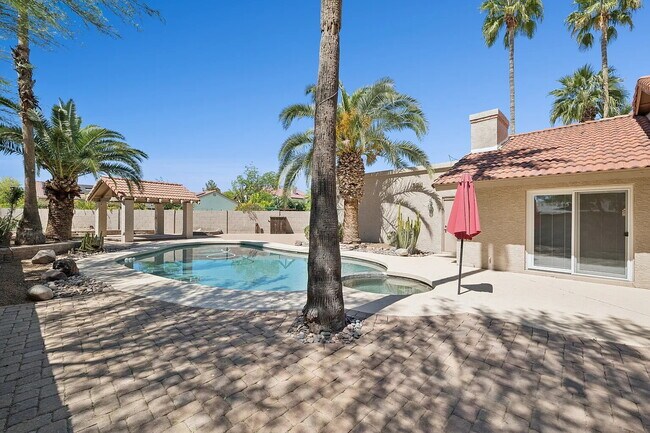 Building Photo - SPARKLING PRIVATE POOL, BEAUTIFUL HOME, UNBEATABLE LOCATION!