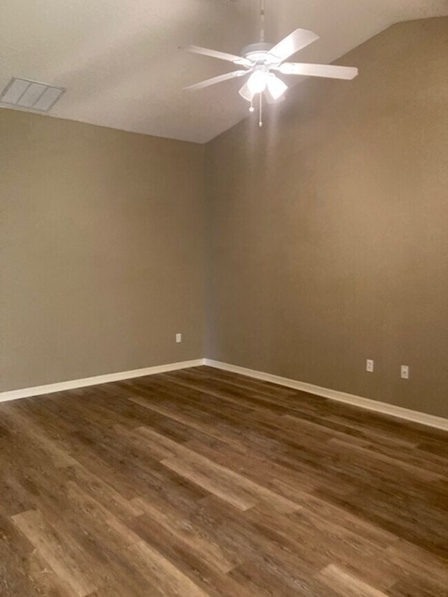 Building Photo - 6 Pony Ln