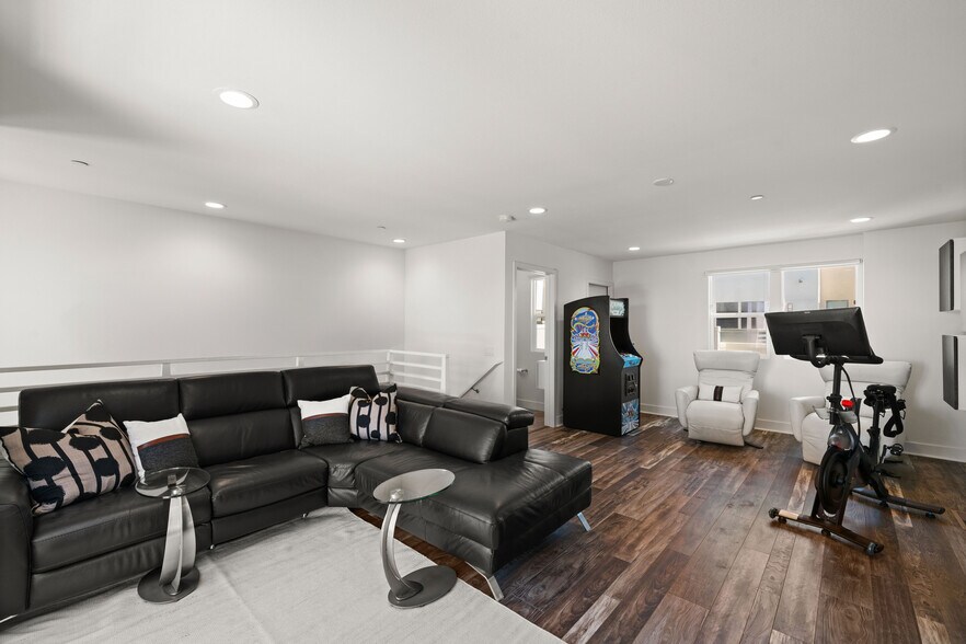 Third Floor bonus room - 1651 Topanga