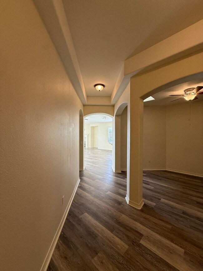 Building Photo - Beautiful Bradley Square Single Story Home With Easy Access to Shopping/101 Frwy