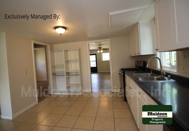 Building Photo - 307 Tyler St
