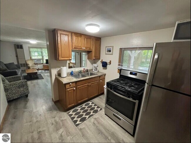 Building Photo - 855 E Front St