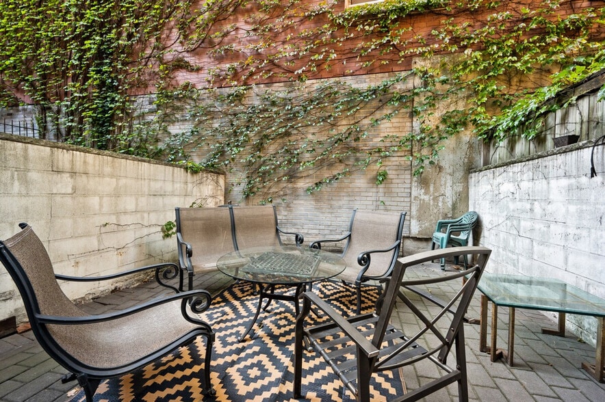 Building Photo - 252 E 33rd St