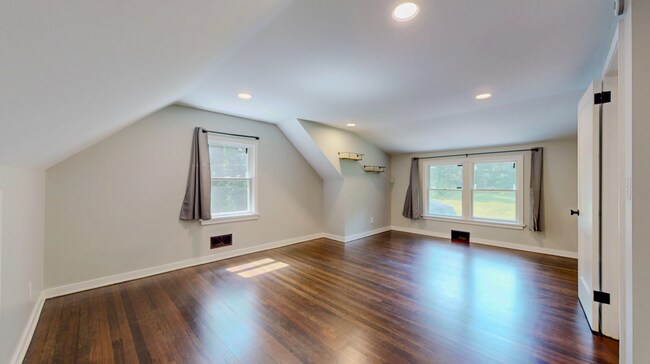 Building Photo - Updated Cape-Style Home Near Sherwood & Si...