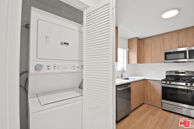 Building Photo - 2619 Carmona Ave