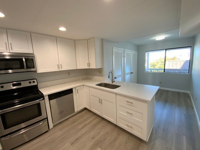 Building Photo - 3 Bedroom Condo on the Bay!