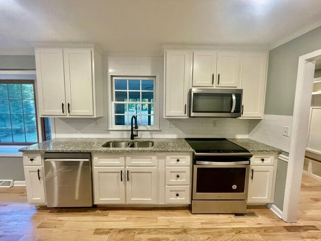 Building Photo - Welcome to this stunning 3-bedroom, 2.5-ba...