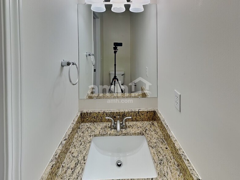 Building Photo - 1961 Creekview Dr