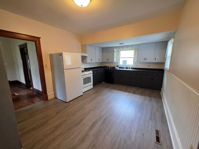 Building Photo - 4 Bed 2 Bath Single Family Home in Wisconsin Rapids