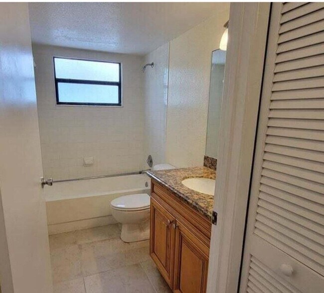Building Photo - 1442 Lake Crystal Dr