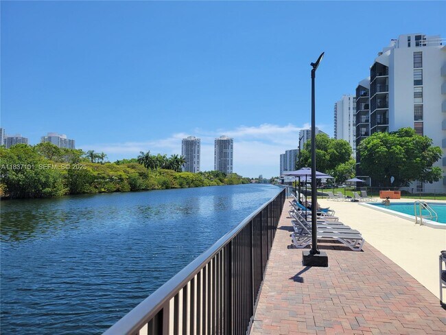 Building Photo - 3401 N Country Club Dr