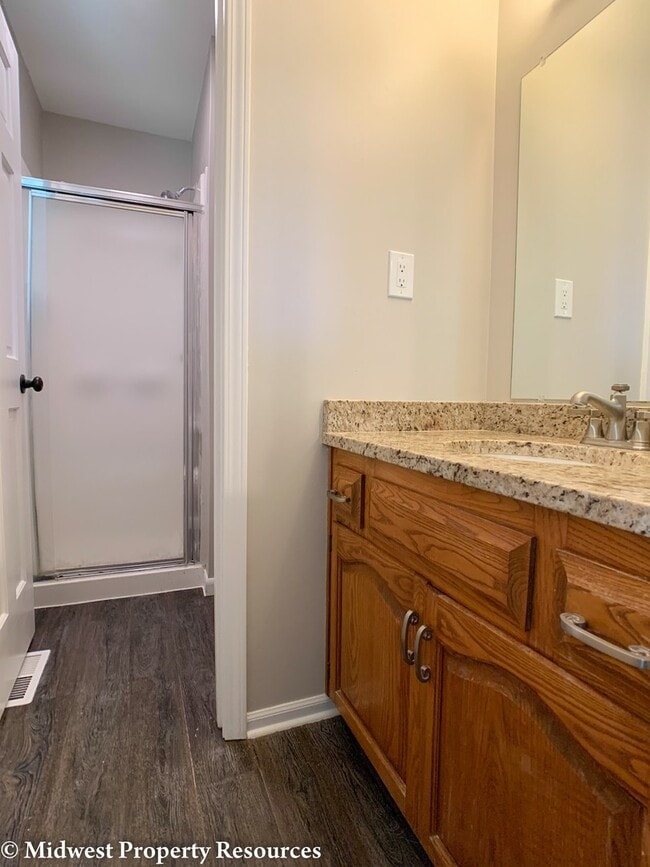 Building Photo - Spacious home with so many updates!  3 bedroom 2.5 baths in Blue Springs