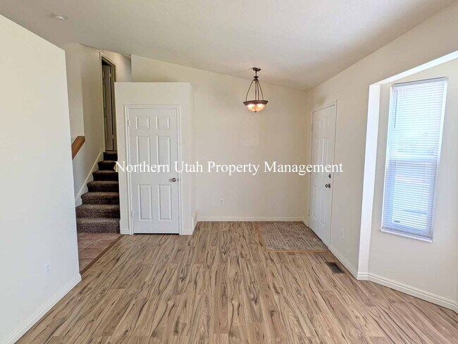 Building Photo - Updated 4 Bed, 2 Bath SFH
