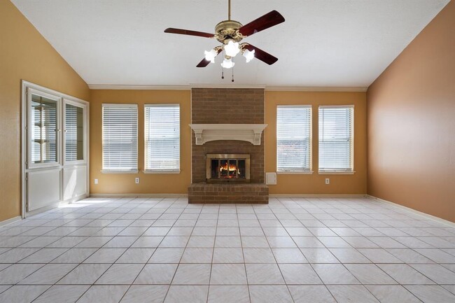 Building Photo - 606 Pinebrook Ln