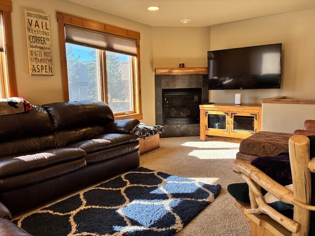 Building Photo - 831 Ermine Ln