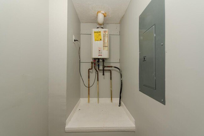 Building Photo - 8909 Channing Dr