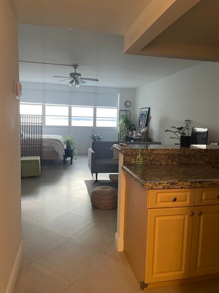 Building Photo - 999 Brickell Bay Dr