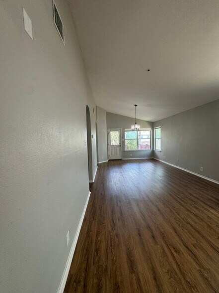 Living Area - 6931 Grapevine Lk