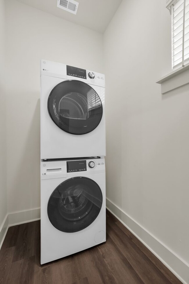 Building Photo - 1 Bedroom Cottage with Fenced Backyard!