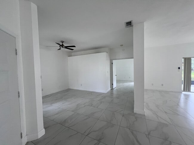 Building Photo - 5795 Parkview Point Dr