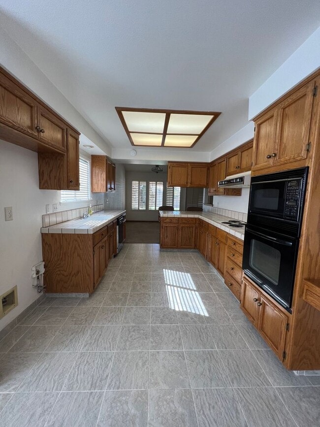 Building Photo - Discover the Jewel of Madera 4-bedroom 3-bath