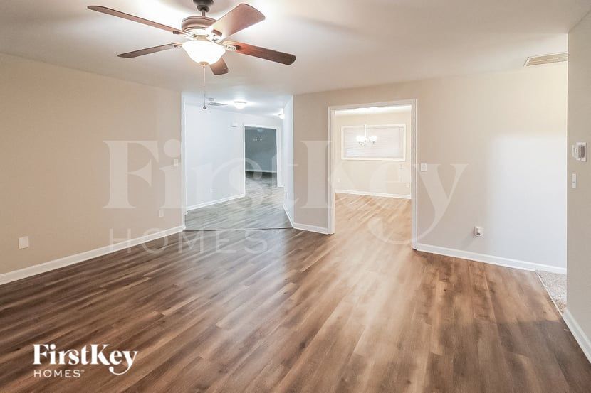 Building Photo - 2483 Kings Park Cir