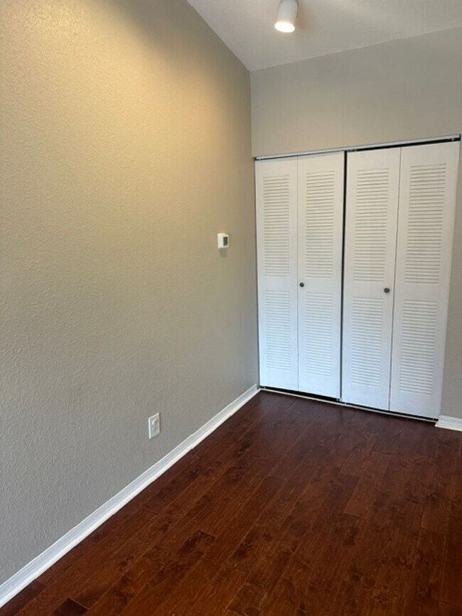 Building Photo - 13700 Richmond Park Dr N