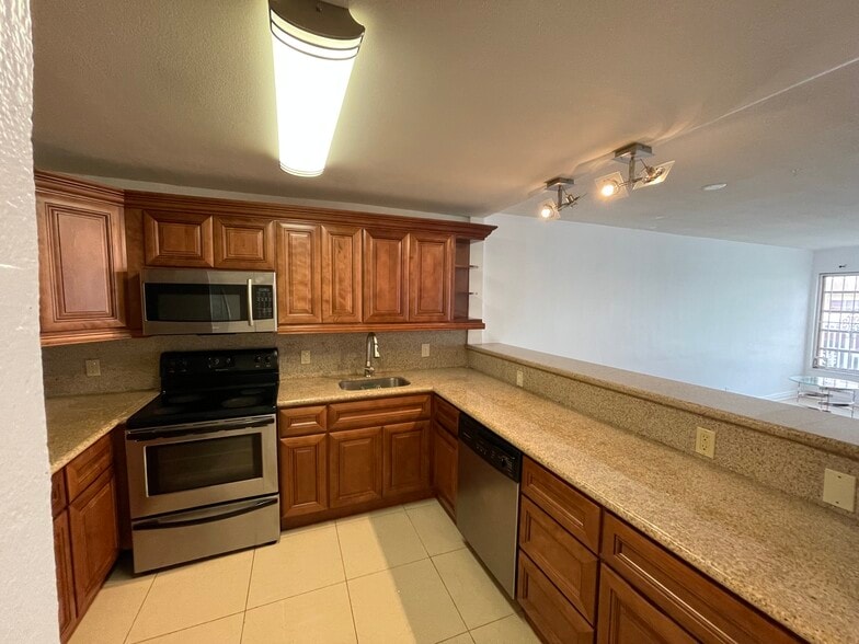 Building Photo - 1460 NE 169th St