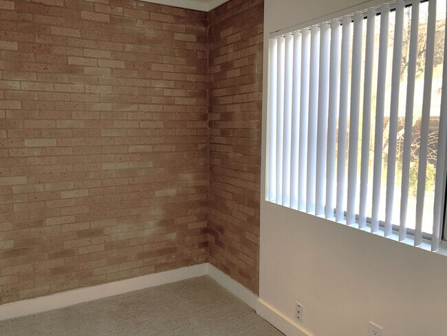 Building Photo - Beautiful 2 Bedroom Apartment with Office in Sugar House!