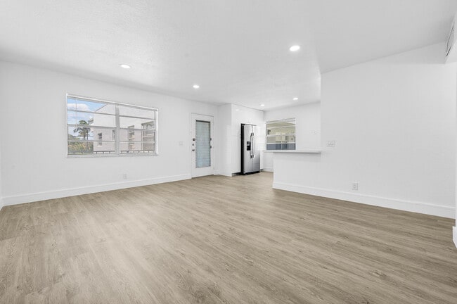 Building Photo - 124 Normandy Ln