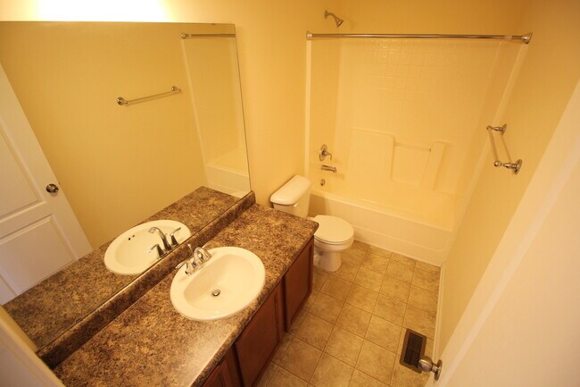 Building Photo - 3 Bedroom/2.5 Bath Home with Fenced-in Back Yard! Pet Friendly