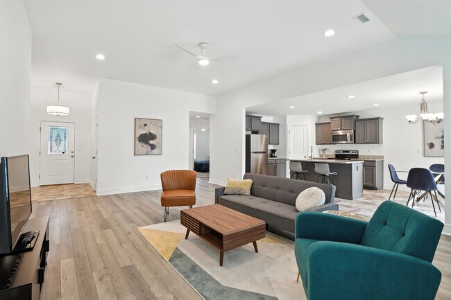 Building Photo - 5713 Camden Cir