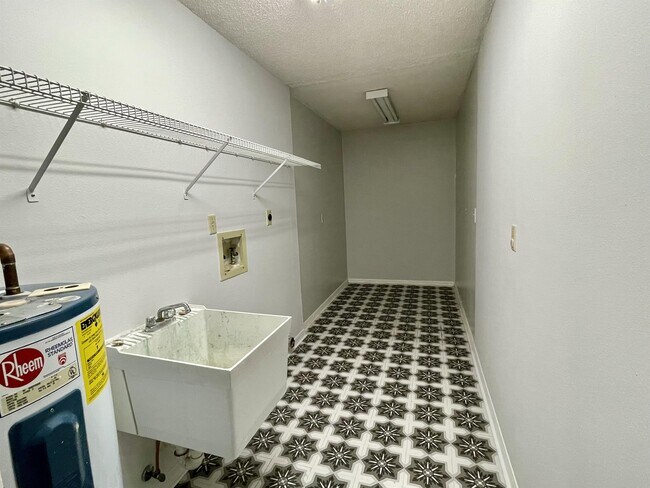 Building Photo - 5610 29th St Cir E