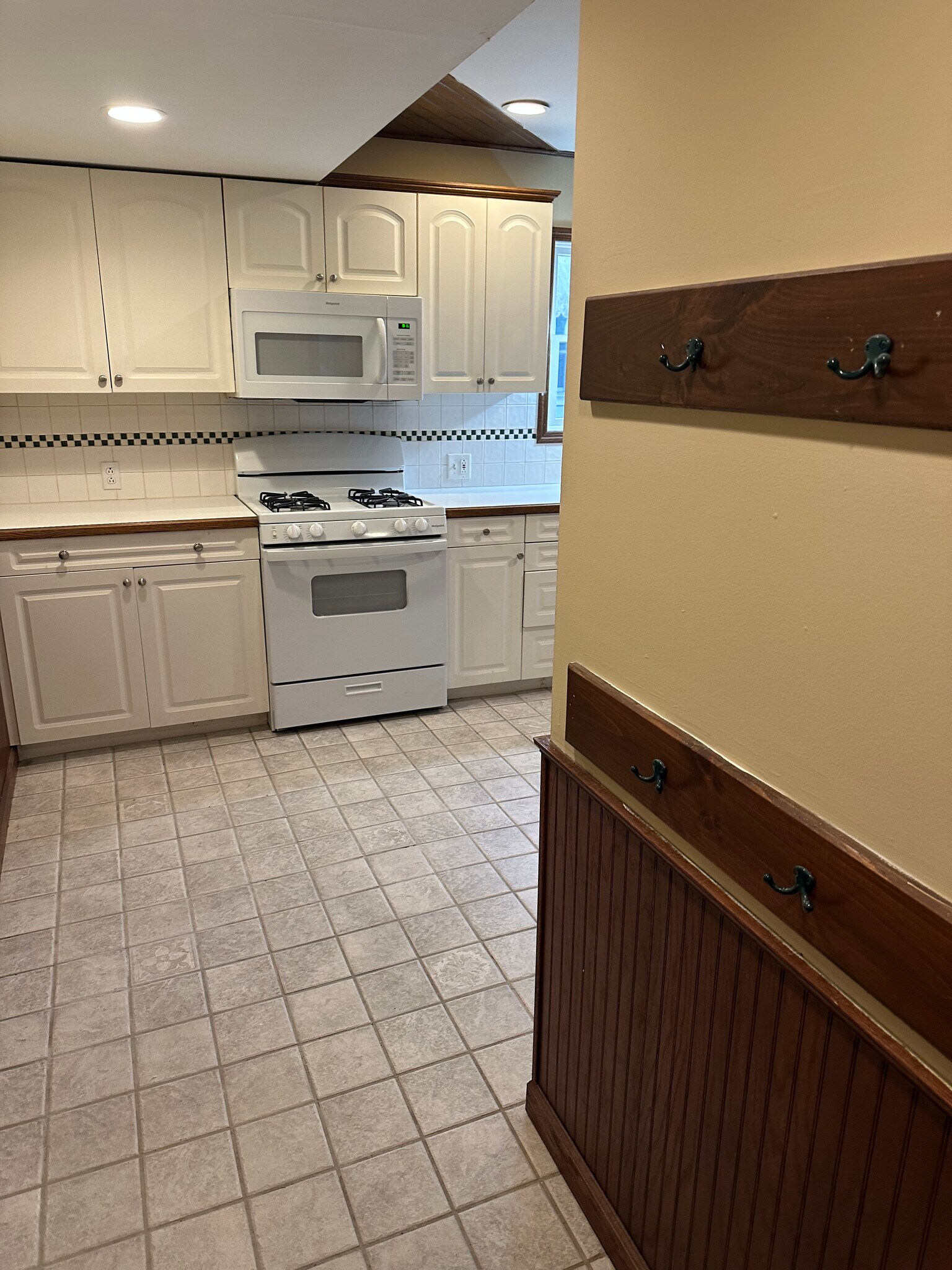 Building Photo - 529 Brook St