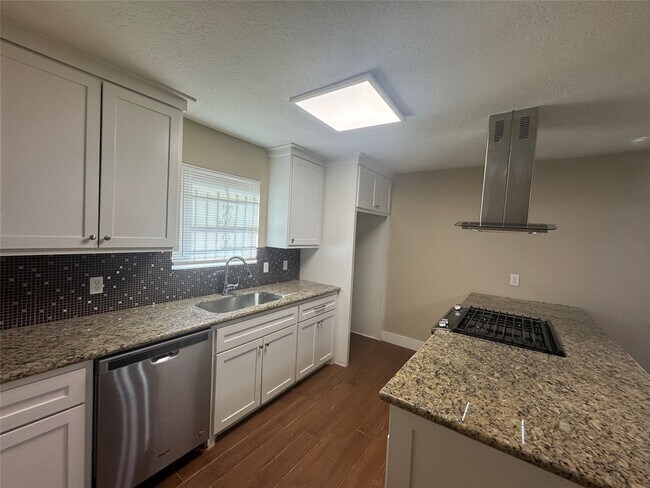 Building Photo - 12811 Labelle Ln