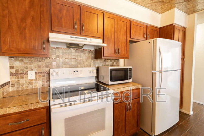 Building Photo - 5000 E Palomino Ln