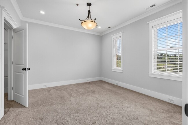 Building Photo - Luxury Condo!