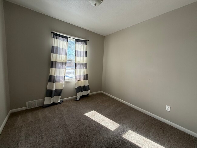 Building Photo - 1420 E 31st St S