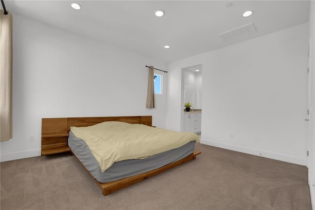 Building Photo - 140 Allusion