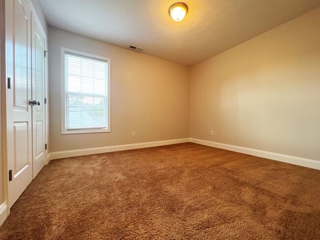 Building Photo - Country living in Grays Creek with proximi...