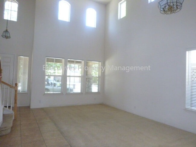 Building Photo - 717 Round Hill Dr