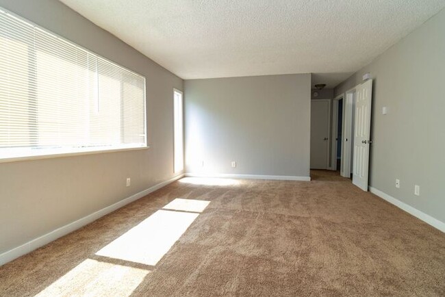 Building Photo - 2 Bedroom 1 Bath Apartment Home! New Washe...