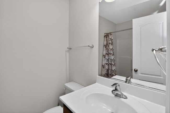 Building Photo - Welcome to a gorgeous end unit townhouse, located in the Heather Hills community.