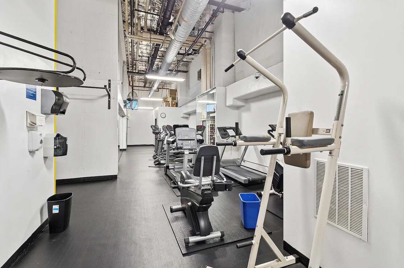 Building Photo - 1212 N La Salle Dr