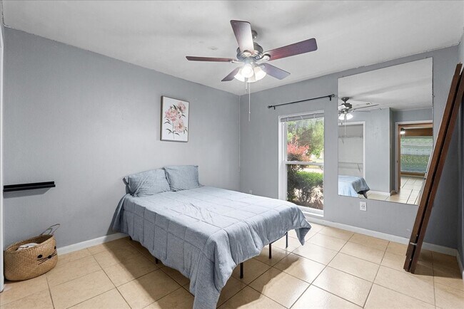 Building Photo - 883 Silverpines Rd