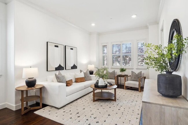 Building Photo - Huge and Lovely home