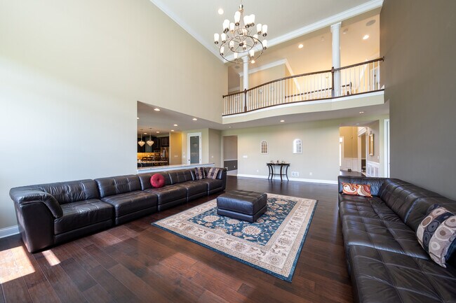 Building Photo - 727 Aster Rd