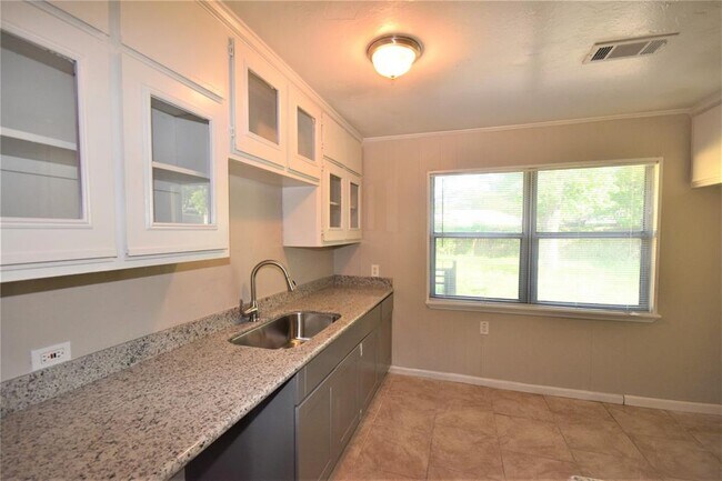 Building Photo - 7402 Sterlingshire St